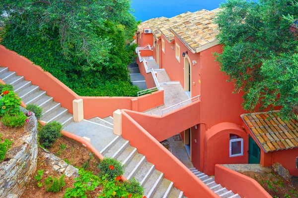 2014 年 6 月 3 日，希腊科孚岛︰ 瀑布红黑玫瑰白颜色酒店。希腊开放的石头对角楼梯楼梯。级联酒店楼梯建筑。希腊群岛假期度假旅游 — 图库照片
