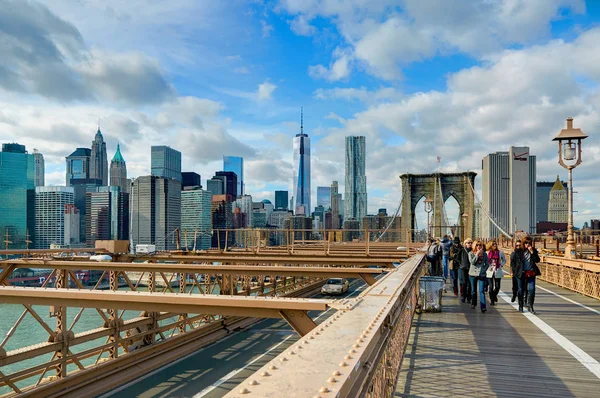 NEW YORK, 25 OCT 2013 : Vue sur la célèbre porte du pont de Brooklyn à New York et les touristes marcheurs. Les célèbres ponts d'architecture de New York. Meilleures vacances à New York voyages de vacances voiture tourisme — Photo