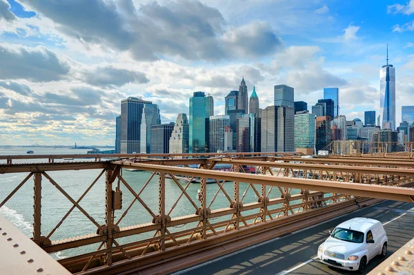NEW YORK, 25 OCT 2013 : Vue sur la célèbre porte du pont de Brooklyn à New York et les voitures de course avec les touristes. Les célèbres ponts d'architecture de New York. Meilleures vacances à New York voyages de vacances voiture tourisme — Photo