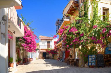 Girit Adası, Yunanistan, Eylül 06, 2012: Panormo küçük şehir ile ekmek Restoran Cafe kırmızı çiçekler küçük otel turistler Konuklar Yunanistan Adaları tatil tatil ünlü sokak görünümü turları gezi.