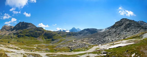 Gyönyörű panorámával a svájci Alpokban, a zöld alpesi hegyek, gyalogos turisták, a csodálatos kék ég és a felhők. Turisztikai városnézés szempontjából. Kábel módon állomás mellett Corvatsch. Matterhorn — Stock Fotó