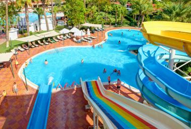 Belek, Türkiye, Eylül 10, 2010: Yaz görünümü su yüzme havuzları otel Paloma Grida Village slaytlar. Aqua park renk su kaydırağı çocuklar ve ebeveynler için. Türkiye'de tatil tatiller ünlü turlar