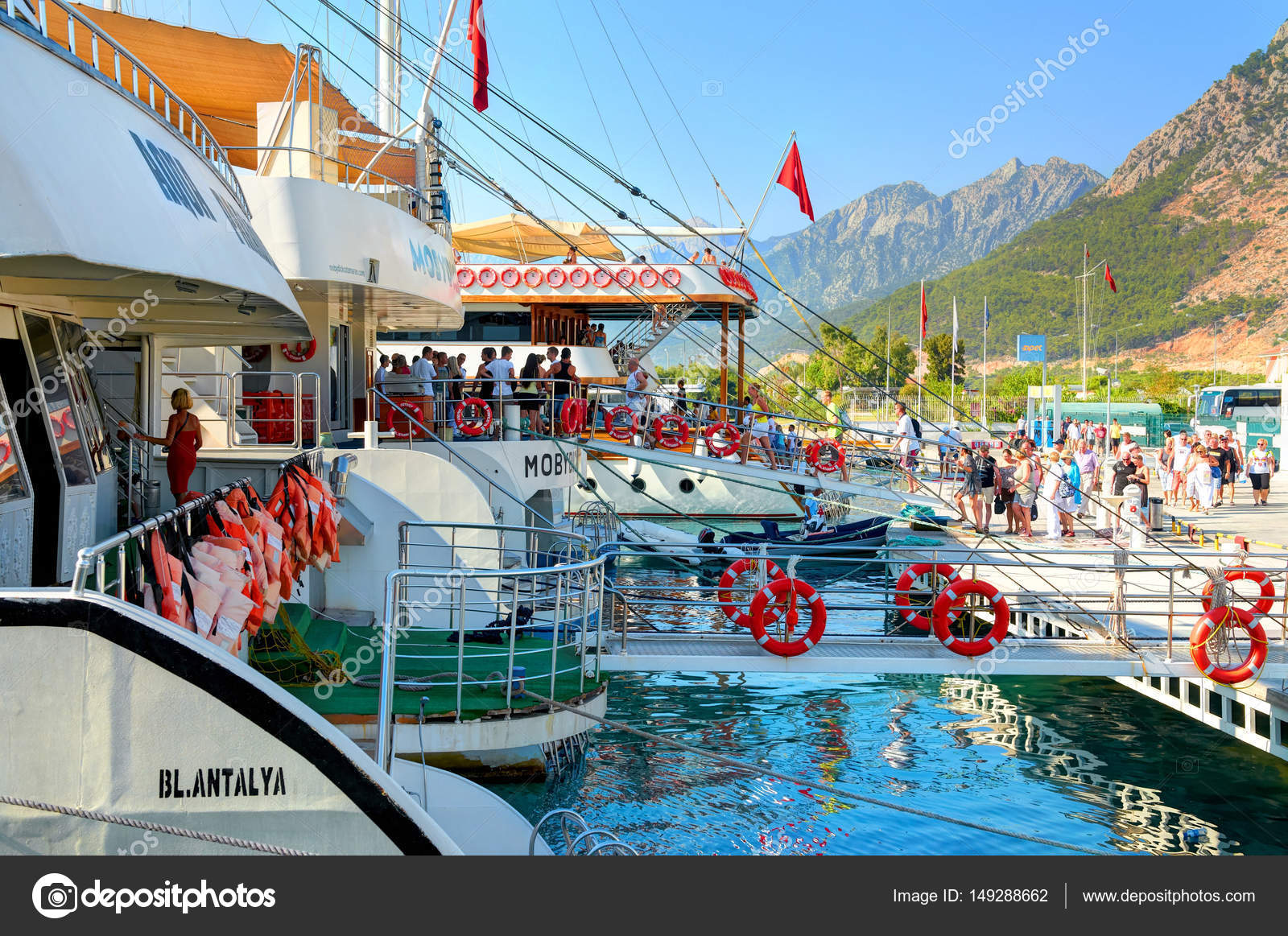 土耳其，Antalia，Sep.10，2010年︰ 观人游客旅游观光的白色游艇上登上小船到著名的瀑布。白色小船船舶在码头土耳其假期度假之旅criuise  —— 库存社论照片©