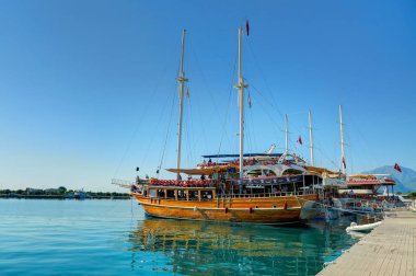 Antalia, Türkiye, Sep.10, 2010: Ahşap korsan korsan tarzı tekne gemi yat iskelede görünüm. Turistik gezi korsan tekne ünlü Şelalesi ziyaret edin. Türkiye'de tatil tatil turları