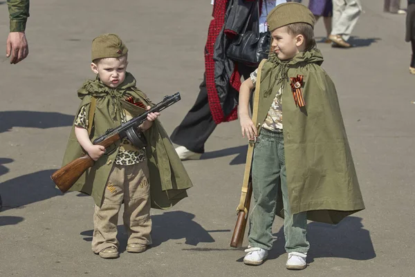 MOSCÚ, 9 DE MAYO DE 2010: Dos hermanos en uniforme verde de la Segunda Guerra Mundial de la URSS con ametralladora soviética, rifle en la celebración de la Gran Victoria 65 aniversario en Gorky Park. URSS 9 de mayo Día de la victoria — Foto de Stock