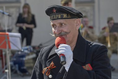 Moskova, 9 Mayıs 2010: Veteran lehim vatansever şarkılar Gorki Park büyük zafer 65 yıldönümü kutlamaları üzerinde şarkı. İkinci Dünya Savaşı zaferle SSCB. 9 Mayıs Zafer Bayramı