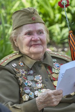 Moskova, 9 Mayıs 2010: Veteran lehim kadın portre madalya yeşil Gorki Park büyük zafer 65 yıldönümü kutlamaları üzerinde üniforma ile. İkinci Dünya Savaşı zaferle SSCB. 9 Mayıs Zafer Bayramı