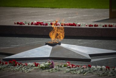 Moskova, 9 Mayıs 2010: Kızıl Meydan sonsuz ışık Memorial SSCB asker ve insan İkinci Dünya Savaşı İkinci Dünya Savaşı öldü adanmış. Alev ve çiçekler. İkinci Dünya Savaşı zaferle SSCB. 9 Mayıs Zafer Bayramı