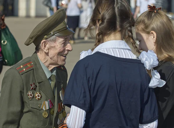MOSCÚ, 9 DE MAYO DE 2010: Retrato de veterano soldado con medallas en uniforme verde en la celebración de la Gran Victoria 65 aniversario en Gorky Park. Victoria de la URSS en la Segunda Guerra Mundial. 9 de mayo Día de la victoria — Foto de Stock