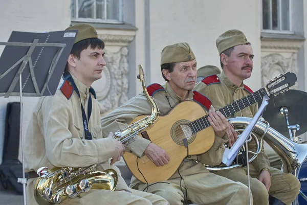 Московська, 9 травня 2010: Перемога Припої музичного колективу з саксофон, гітара на святкування 65-ї річниці Великої Перемоги у парку Горького. СРСР перемоги у Великій Вітчизняній війні. День перемоги 9 травня — стокове фото