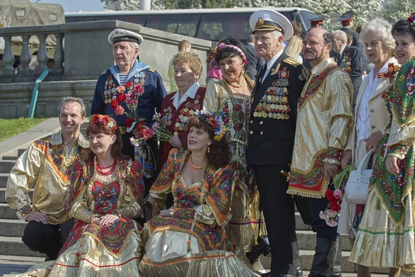 Moskou, 9 mei 2010: Collectieve portret veteraan soldeer en kunstenaars op de viering van de 65ste verjaardag van de grote overwinning in Gorky Park. De overwinning van de Sovjet-Unie in de Tweede Wereldoorlog. 9 mei dag van de overwinning — Stockfoto