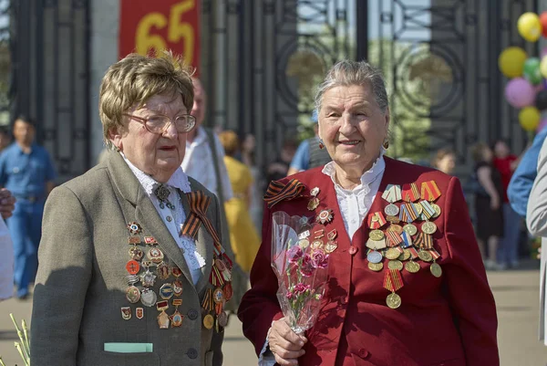 MOSCÚ, 9 DE MAYO DE 2010: Retrato de veterana mujer soldadora con medallas en uniforme verde en la celebración de la Gran Victoria 65 aniversario en Gorky Park. Victoria de la URSS en la Segunda Guerra Mundial. 9 de mayo Día de la victoria —  Fotos de Stock