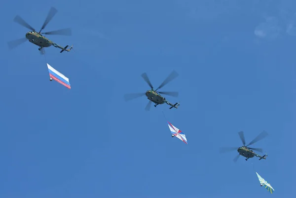 МОСКВА, 9 мая 2010 года: Три зеленых вертолета Ми-8 с флагами российской армии над Красной площадью на праздновании 65-летия Великой Победы. Победа СССР во Второй мировой войне. 9 мая День Победы — стоковое фото