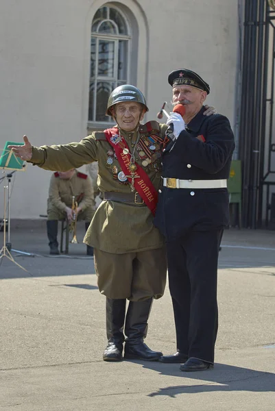MOSCÚ, 9 DE MAYO DE 2010: Soldados veteranos están cantando canciones patrióticas en la celebración del 65 aniversario de la Gran Victoria en Gorky Park. Victoria de la URSS en la Segunda Guerra Mundial. 9 de mayo Día de la victoria — Foto de Stock