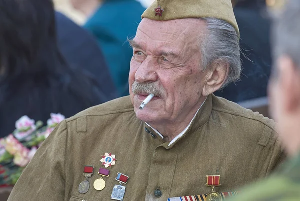 MOSCÚ, 9 DE MAYO DE 2010: Retrato de veterano soldado con medallas en uniforme verde en la celebración de la Gran Victoria 65 aniversario en Gorky Park. Victoria de la URSS en la Segunda Guerra Mundial. 9 de mayo Día de la victoria — Foto de Stock