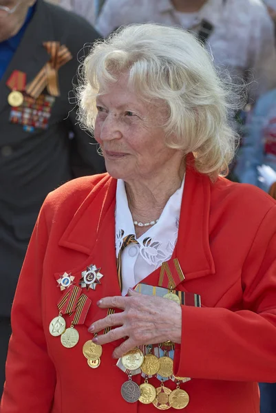 MOSCÚ, 9 DE MAYO DE 2010: Retrato de veterana mujer soldadora con medallas en uniforme verde en la celebración de la Gran Victoria 65 aniversario en Gorky Park. Victoria de la URSS en la Segunda Guerra Mundial. 9 de mayo Día de la victoria — Foto de Stock