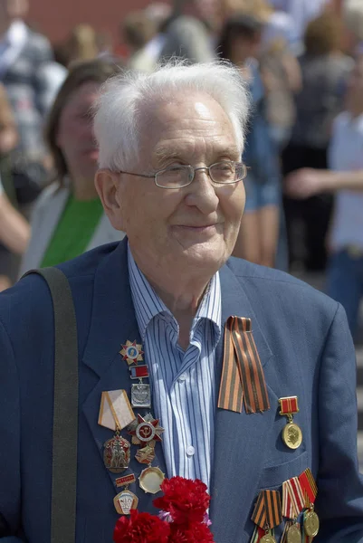 MOSCOW, MAY 9, 2010: Veteran solder portrait with medals on green uniform on celebration of Great victory 65th anniversary in Gorky Park. USSR victory in Second World War. 9 May Victory day — Stock Photo, Image