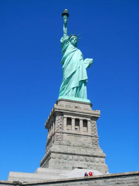 Нью-Йорк Нью-Йорк статуя свободи на острові свободи закрити подання. Статуя свободи Національний Пам'ятник і музей. Знамениті визначні пам'ятки Нью-Йорка місць для туристів. Нью-Йорк човен поїздки США свят відпустку — стокове фото