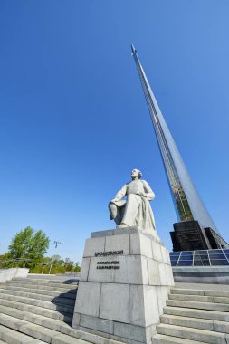 Moskova, 18 Mayıs 2017: Rus cosmonautic kurucu Babası Tsiolkovsky Konstantin Anıtı ve uzay roketi Moskova kozmonot Uzay Müzesi çatıda. Ünlü alan müzeler, turistler için sighseeing