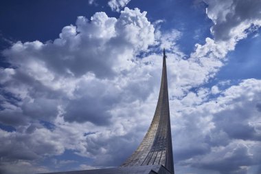 Moskova, 12 Nisan 2017: Roket Anıtı Rus cosmonautics, Sovyet uzay fatihler, VDKNh. roket gökyüzünde uzay sanayi mühendisleri. Roket stela ayağı vdnh anıt. Metal roket