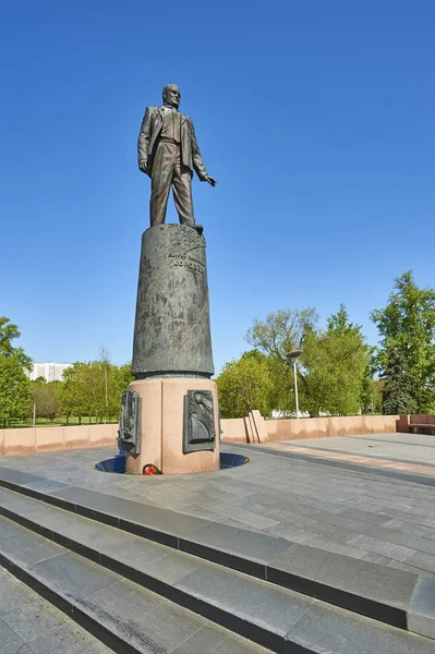 Moszkva, 2017. május 18.: Szovjet emlékmű és orosz hely ipar alapító atyja a sikátorban űrhajósok Korolev tér Múzeum mellett. Hely múzeumok, sighseeing a turisták számára. Hely ipar mérnökök — Stock Fotó