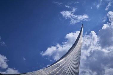 Moskova, 12 Nisan 2017: Roket Anıtı Rus cosmonautics, Sovyet uzay fatihler, VDKNh. roket gökyüzünde uzay sanayi mühendisleri. Metal roket stela ayağı Fuar konsepti anıt. Ünlü Rus Moskova müzeler