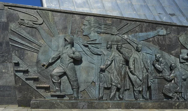 Moskva, 12. dubna 2017: Kovové bronzové sochy prostor raketové pomník na Vdnkh. Symbol ruské kosmonautiky Sovětský svaz prostoru dobyvatelé vesmíru průmyslu inženýrů. Gagarin, prostor designéři inženýři — Stock fotografie