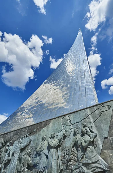 Moszkva, április 12, 2017: Rakéta emlékmű, Orosz cosmonautics, a szovjet-hely hódítók, a hely ipar mérnökök Vdnkh. az égen rakéta. Fém szobor koncepció. Lenin és a műszaki fejlődéshez — Stock Fotó