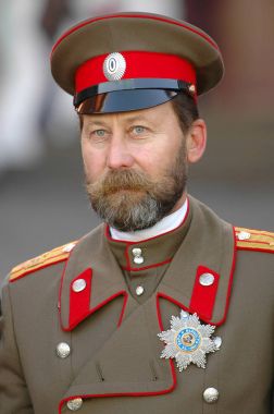 Moskova, 29 Ekim 2005: İmparator Nikolay Ii Romanov klon portre üzerinde kırmızı bir kare. Turistler için ünlü Rus Politikacılar ünlüler ile fotoğraf oturum. Son Rus emperior