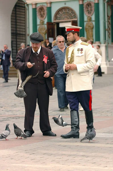 MOSCOW, OCT 29, 2005: Vladimir Lenin and emperor Nikolay II Romanov clones on Red Square among tourists and dove birds. Photo session with famous Russian politicians celebrities for tourists — Stock Photo, Image