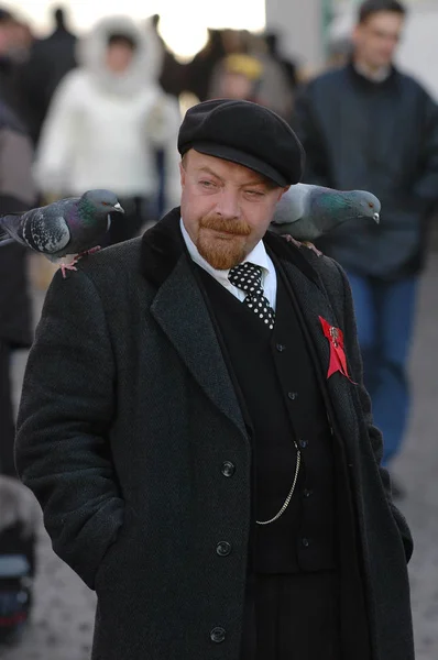 Moszkva, október 29, 2005: Vlagyimir Lenin klón a Vörös tér között turisták és galamb madarak. Híres orosz történelmi politikusok hírességek fotózást klónok a turisták és vendégek Moszkva — Stock Fotó
