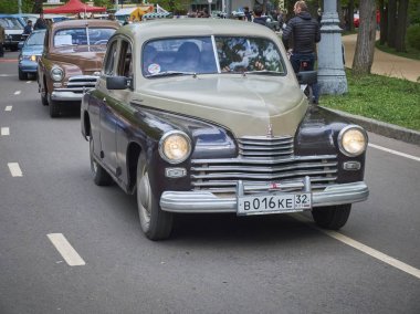 Moskova, 21 Mayıs 2017: Retro araba parade açık sokak hafta sonu Sergisi Sokolniki Şehir Parkı. Klasik Amerikan otomobil sokak geçit töreni. Klasik dünya otomotiv endüstrisinin arabalar geçit töreni