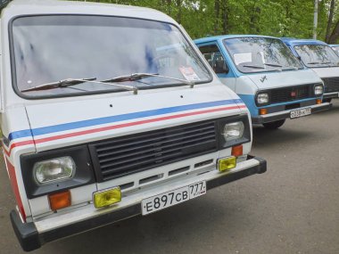 Moskova, 21 Mayıs 2017: Retro araba parade açık sokak hafta sonu Sergisi Sokolniki Şehir Parkı. Klasik SSCB minibüs van Rafik Önden Görünüm bakış açısı ile. Rusya'da dünya klasik arabalar geçit