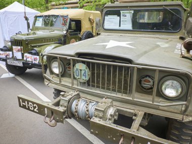Moskova, 21 Mayıs 2017: Retro araba parade açık sokak hafta sonu Sergisi Sokolniki Şehir Parkı. Ön görünüm SSCB ve ABD yol askeri araçlar arabalar kapalı. Dünya otomobil askeri sanayi