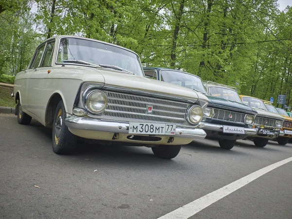 MOSCÚ, 21 DE MAYO DE 2017: Desfile de coches retro fin de semana callejero al aire libre exposición en el parque de la ciudad de Sokolniki. Vista de cerca coches clásicos soviéticos Moskvich AZLK. Famosos coches clásicos fondos — Foto de Stock