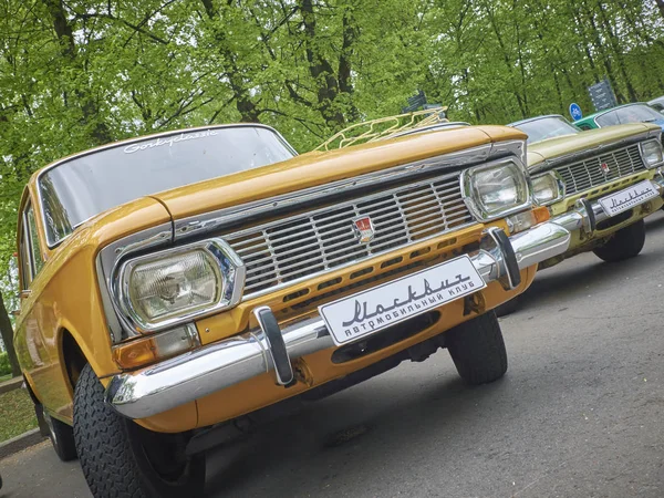 MOSCÚ, 21 DE MAYO DE 2017: Desfile de coches retro fin de semana callejero al aire libre exposición en el parque de la ciudad de Sokolniki. Vista de cerca coches clásicos soviéticos Moskvich AZLK. Famosos coches clásicos fondos —  Fotos de Stock