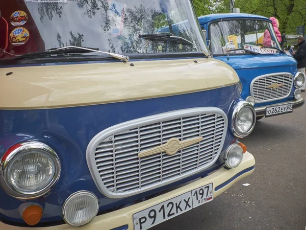 Moskou, 21 mei 2017: Retro auto parade buiten straat week eind tentoonstelling in Sokolniki stadspark. Minivan auto vooraanzicht. World oldtimers parade in Rusland — Stockfoto