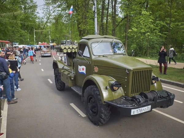 Moskwa, 21 maja 2017 r.: Retro samochód parada odkryty tydzień ulica wystawa na końcu w Sokolniki park miejski. Pojazdy wojskowe samochody missles Zbrojnych ZSRR. Armia rosyjska transportu i pojazdy wojskowe — Zdjęcie stockowe