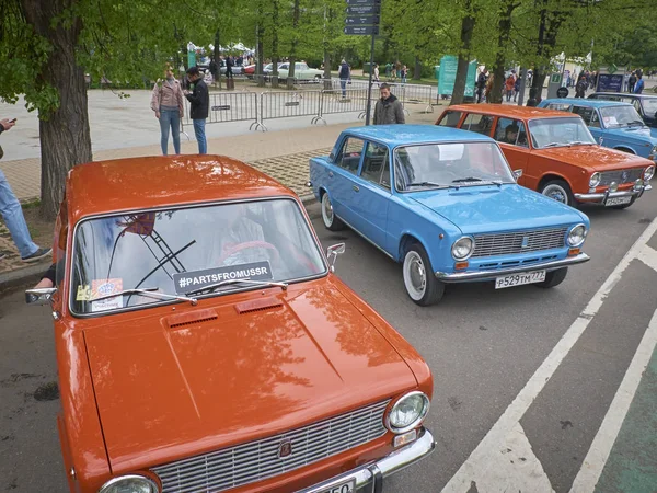 MOSCÚ, 21 DE MAYO DE 2017: Desfile de coches retro fin de semana callejero al aire libre exposición en el parque de la ciudad de Sokolniki. Coche naranja soviético clásico LADA VAZ 2101 con ruedas naranjas. Coches clásicos de la URSS período de tiempo era edad — Foto de Stock