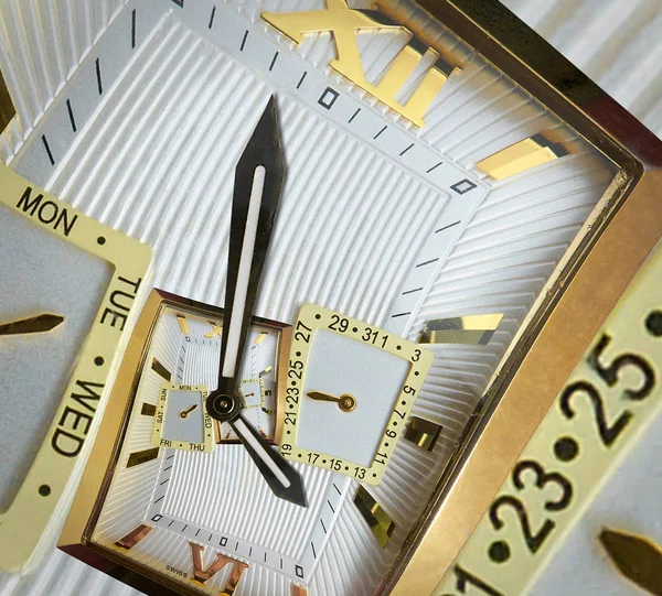 Современные классические золотые часы с абстрактной фрактальной спиралью. Смотрите часы необычной абстрактной текстуры фрактальный фон картины. Невероятные часы римские и арабские цифры стрелки часов. Эффект спирали — стоковое фото