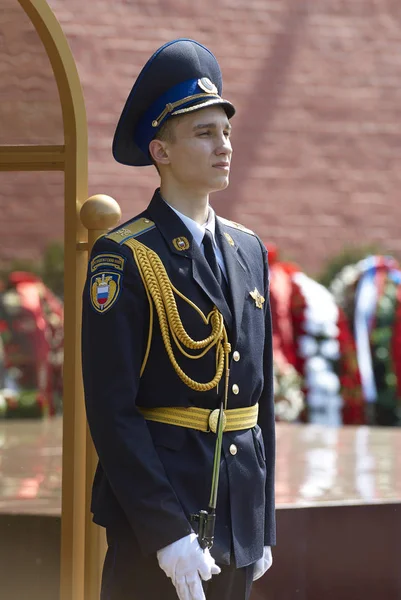 MOSCÚ, 9 DE MAYO DE 2010: Joven soldado ruso guardia de honor en uniforme de celebración en la Plaza Roja Alexandr jardín memorial de llama apagada. Coronas florales en el fondo. Celebración del 9 de mayo Día de la Victoria — Foto de Stock