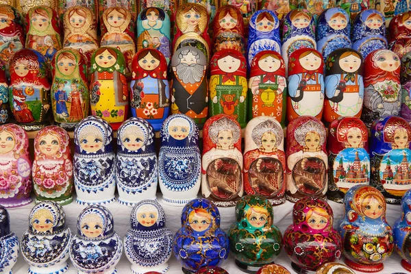 MOSCOU, 26 MAI 2017 : Poupées russes de différentes couleurs matreshka au magasin de souvenirs. Artisanat traditionnel russe classique fond d'art. Célèbres poupées russes classiques et modernes matreshka jouets — Photo