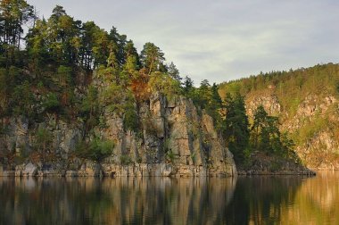 Görünümü güzel göl Nehri Vltava ve taş yeşil kaya tepeler Schwarzenbersky Castle Orlk nad Vltavou. Taş rock Dağları. En iyi gezi yerleri ve turları Avrupa Çek Cumhuriyeti için