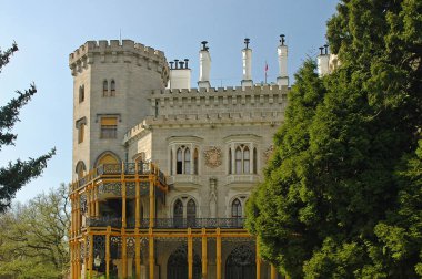Görünüm klasik geleneksel beyaz şövalye kale zamek Hluboka nad Vltavou, castle park Bahçe. Klasik şövalye duvarları ve kuleler. Ünlü Avrupa Çek Cumhuriyeti sghtseeing turları kaleler. Bahçe Manzaralı