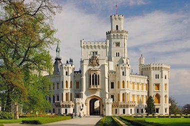 Görünüm klasik geleneksel beyaz şövalye kale zamek Hluboka nad Vltavou, castle park Bahçe. Klasik şövalye kale kapısı, duvarları ve kuleler. Ünlü Avrupa Çek Cumhuriyeti sghtseeing turları kaleler