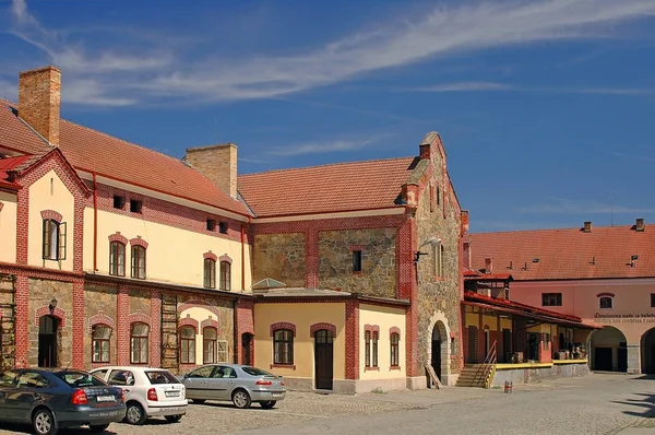 Tjeckien, 1 maj 2005: Visa på klassiska europeiska tjeckiska öl fabrik med brun orange takläggning, sten fasad och arkitektoniska element. Traditionella öl fabrik arkitektur — Stockfoto