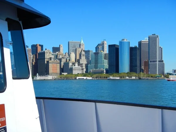 ニューヨーク ニューヨーク マンハッタンの建物高層ビル事務所、橋脚の上部湾ボート ビュー。ニューヨークの建築。自由の女神像へのボートト リップ。有名な観光ニューヨーク観光客のための場所します。ニューヨークのボートツアー — ストック写真