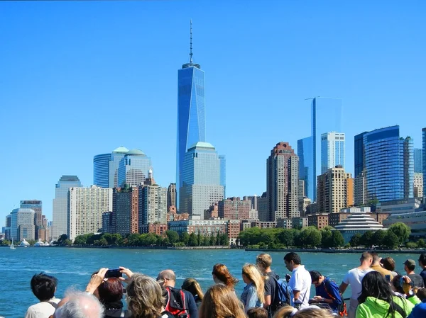 Vue sur NYC New York Manhattan bâtiments gratte-ciel de croisière bateau de tourisme avec des touristes de séance photo. Architecture des gratte-ciel de New York. Excursion en bateau à Statue de la Liberté. Tours en bateau à New York pour Statue de la Liberté — Photo