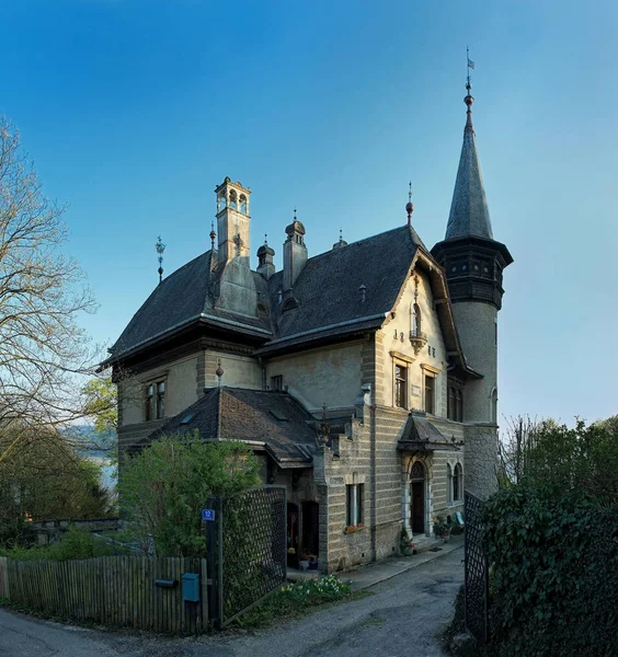 Vista sobre Villa Paulik museo del pintor Gustav Klimt. Residencia construida en 1877 en el lago Attersee en estilo de castillo caballero arquitectura gótica Torres mosaico tallado puertas Edad Media vidrieras — Foto de Stock