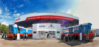 Moskova, Eylül 10, 2009: Panoramik insanlar duruyor Tmh Alstom sergi stand ve manevra lokomotifler üzerinde. Rusya'nın en büyük demiryolu Sanayi Fuarı. Etkinlik organizatörü: iş diyalog